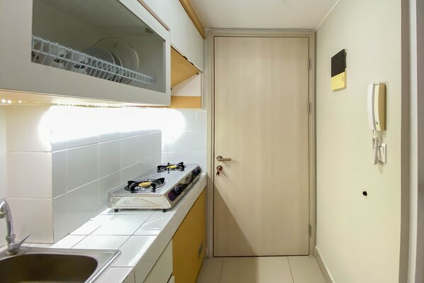 Studio | Private kitchen | Full-sized fridge, stovetop