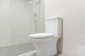 Apartment | Bathroom | Shower, free toiletries, towels - Well Design And Homey 1Br Ciputra International Apartment (Jakarta)