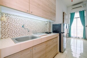 Studio | Private kitchen | Full-size fridge, stovetop