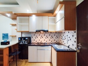 Apartamento | Cozinha privada | Geladeira grande, cooktop