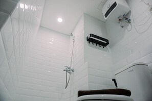 Studio | Salle de bain | Douche, articles de toilette gratuits, serviettes fournies