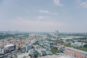 Paisagem urbana com uma mistura de edifícios residenciais e comerciais, uma mesquita de destaque e um céu claro.