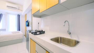 Studio | Private kitchen | Full-size fridge, stovetop