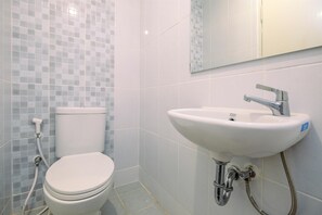 Studio | Badkamer | Een douche, gratis toiletartikelen, handdoeken
