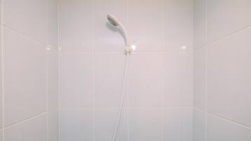 Studio | Bathroom | Shower, free toiletries, towels