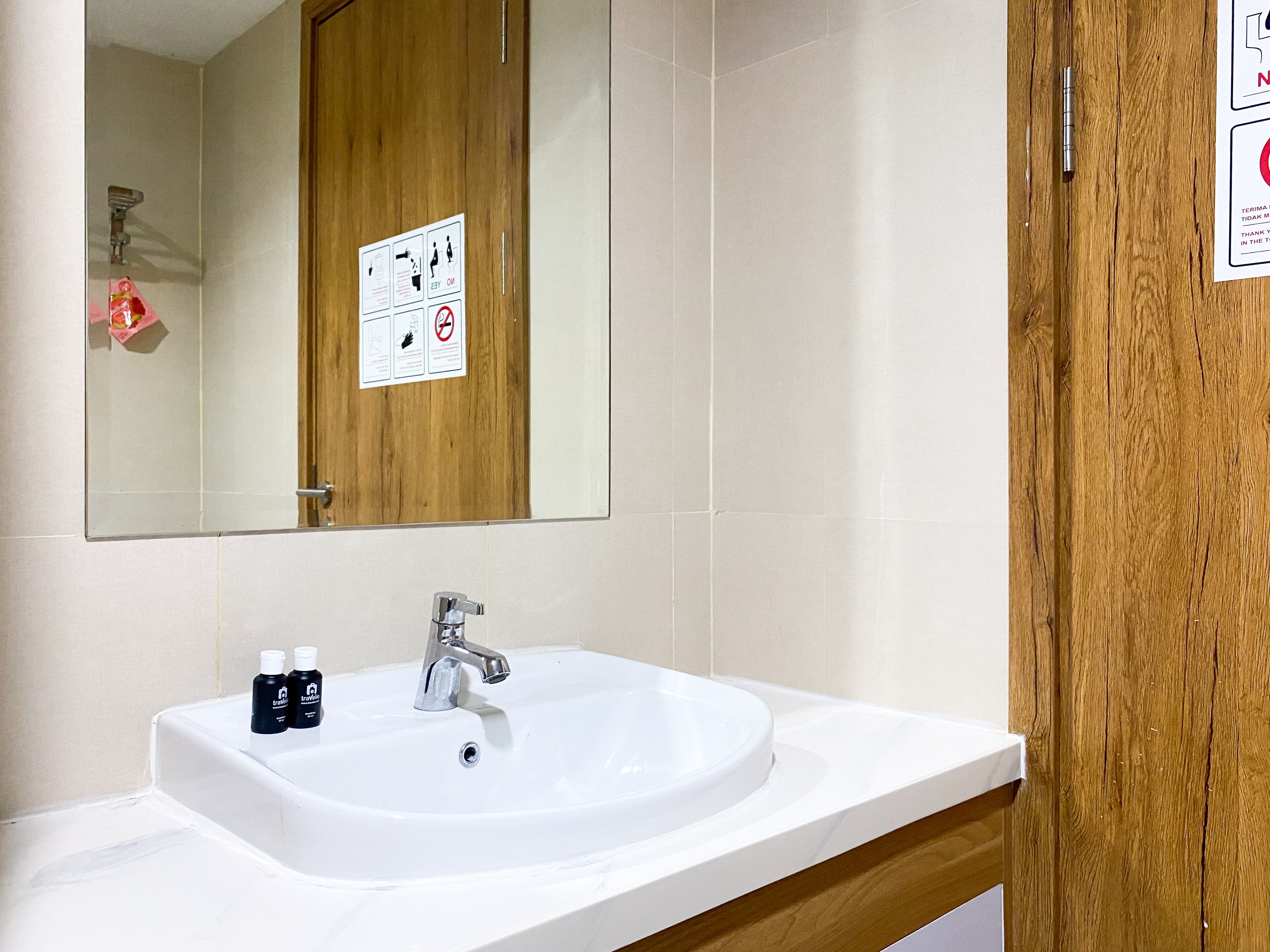 Apartment | Bathroom | Shower, free toiletries, towels