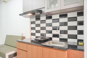Apartamento | Cozinha privada | Geladeira grande, cooktop