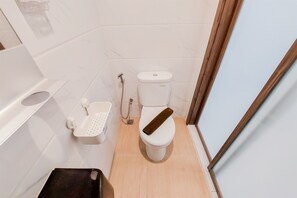 Studio | Bathroom | Shower, free toiletries, towels