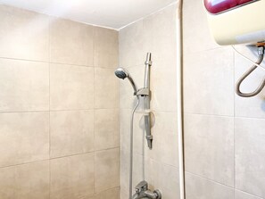 Appartamento | Bagno | Doccia, set di cortesia gratuito, asciugamani
