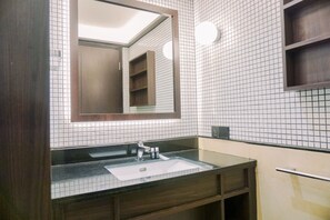 LĂ€genhet | Badrum | Dusch, gratis toalettartiklar och handdukar