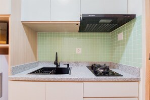 Studiolejlighed | Privat køkken | Køleskab/fryser i fuld størrelse, kogeplade