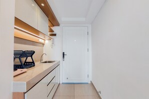 Studio | Private kitchen - Modern And Comfort Look Studio Kingland Avenue Apartment (South Tangerang)