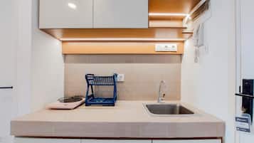Estudio | Cocina privada | Refrigerador con congelador y parrilla de estufa