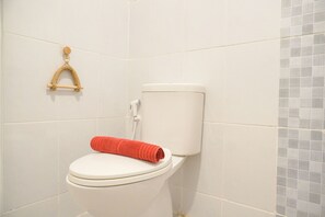 Apartment | Bathroom | Shower, free toiletries, towels - Good Price And Nice 2Br Tokyo Riverside Pik 2 Apartment (Teluknaga)