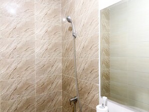 开间 | 浴室 | 淋浴设施、免费洗浴用品、毛巾