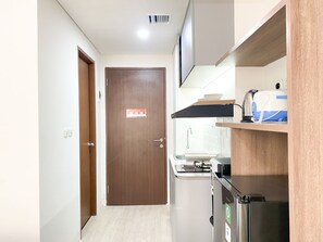 Estudio | Cocina privada | Frigorífico grande y placa de cocina