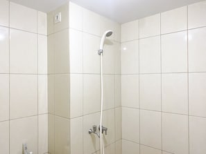 Studio | Badezimmer | Dusche, kostenlose Toilettenartikel, Handtücher