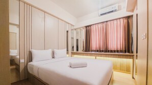 Habitación de hotel con una cama grande, paneles de madera, una ventana con cortinas y un equipo de aire acondicionado.
