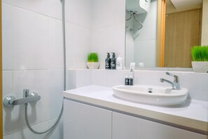 Apartment | Bilik Mandi | Pancuran mandi, kelengkapan dandanan diri percuma, tuala disediakan
