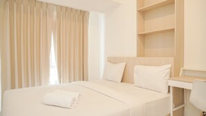 Ein Hotelzimmer mit einem Bett, einem Schreibtisch und einem Stuhl.