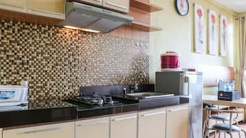 Studio | Private kitchen | Full-sized fridge, stovetop