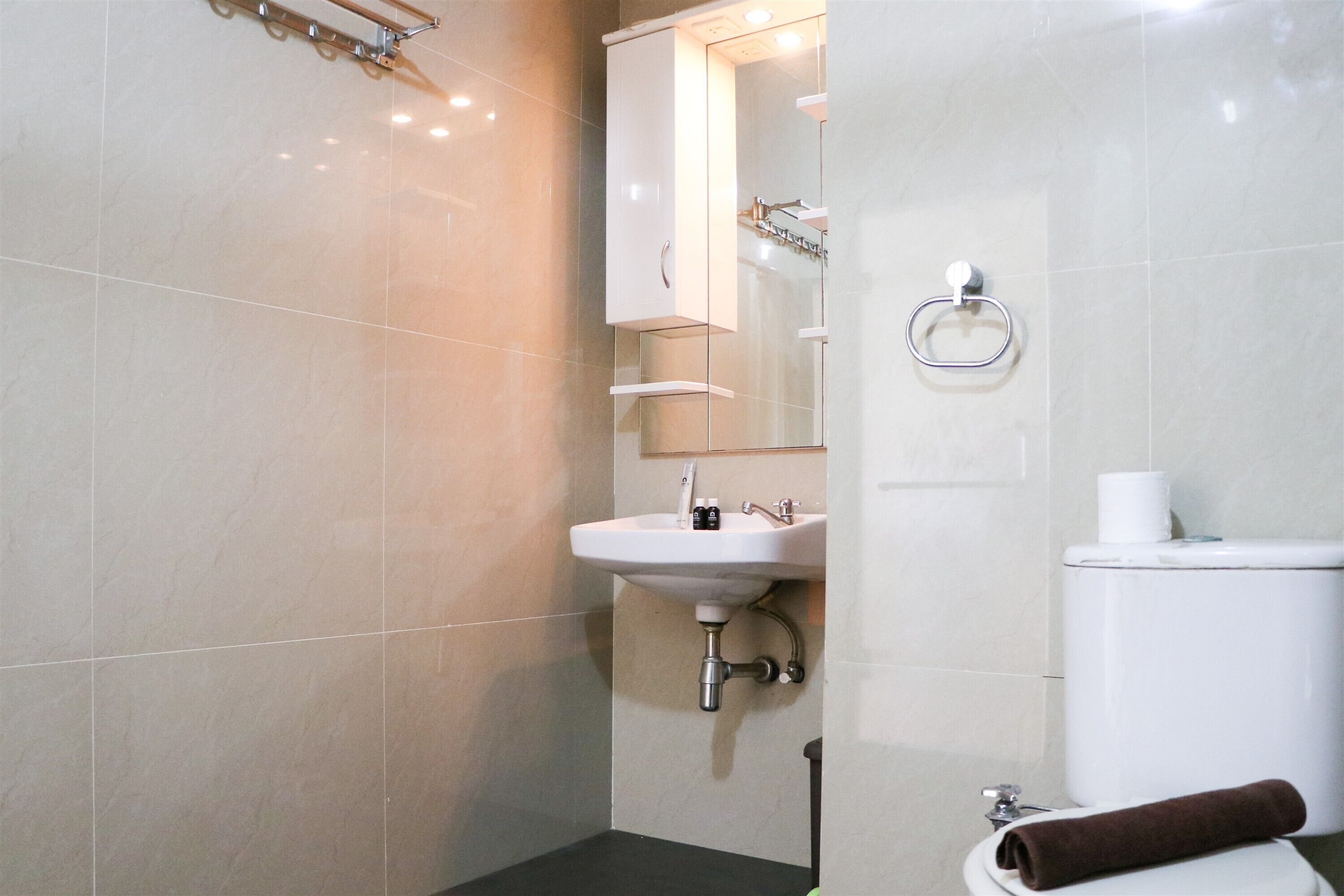 Studiolejlighed | Badeværelse | Bruser, gratis toiletartikler, håndklæder