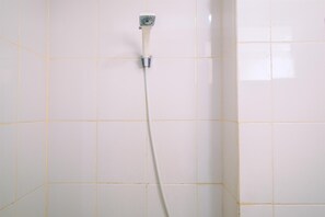 Studio | Bathroom | Shower, free toiletries, towels