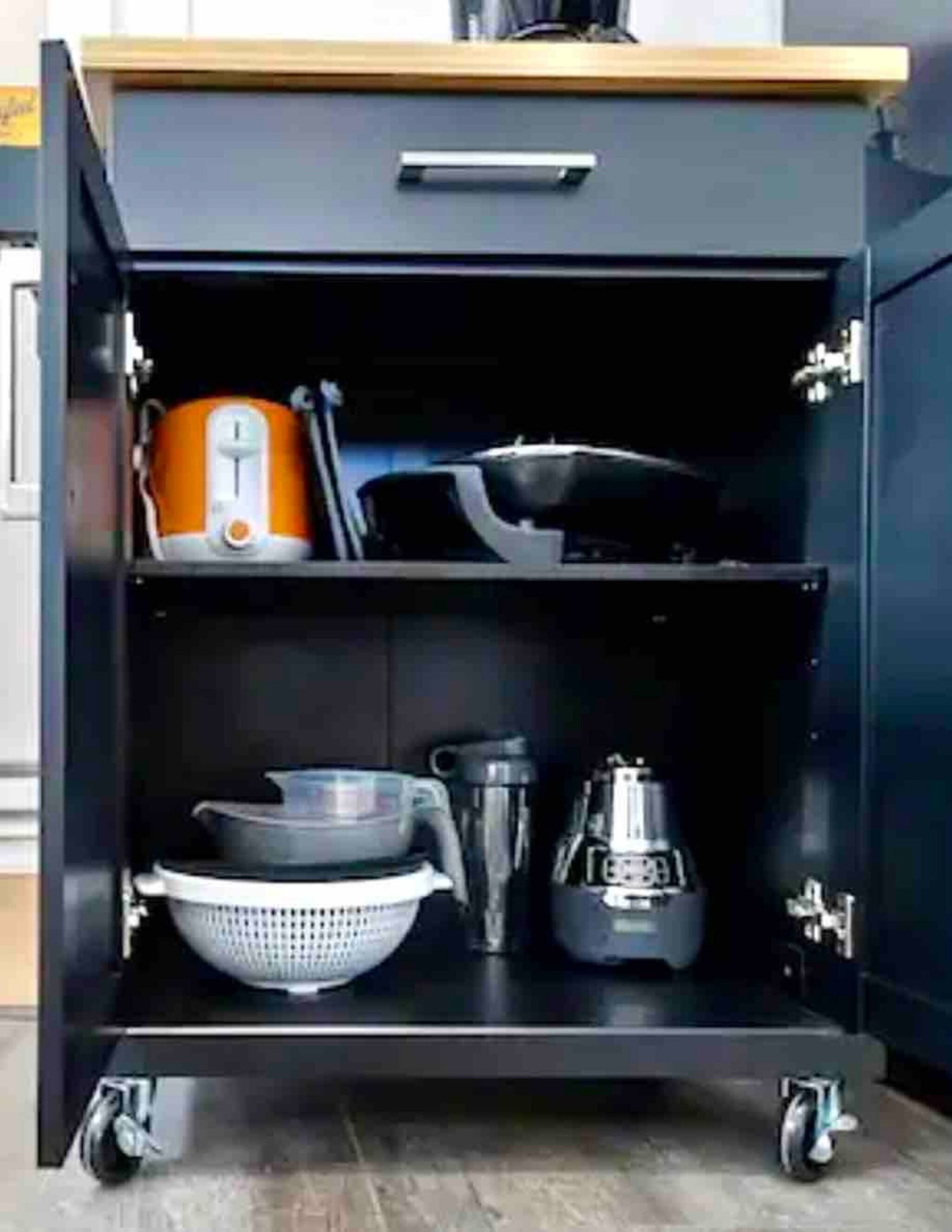 Ein Küchenschrank mit integriertem Herd, einer Kaffeemaschine und einem Sieb.