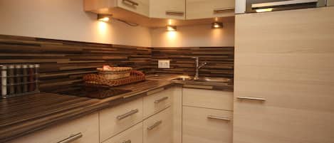 Geladeira, micro-ondas, cooktop, cafeteira/chaleira