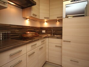 Réfrigérateur, micro-ondes, plaque de cuisson, cafetière/bouilloire