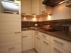 Réfrigérateur, micro-ondes, plaque de cuisson, cafetière/bouilloire