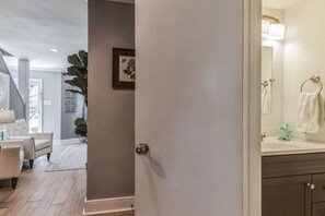 Interior - Luxe condo• 2 bedr 2 en-suite baths. Coffee, tea, water, snacks. Near Mall•LSU (Baton Rouge)