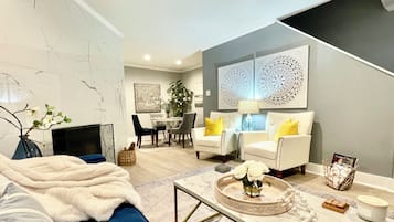 Smart TV, chimenea, reproductor de DVD, libros