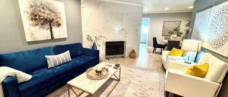 Téléviseur connecté, foyer, lecteur de DVD, livres