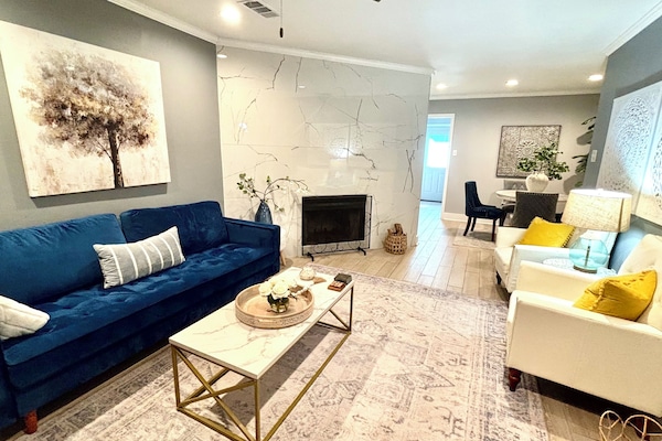 Smart TV, caminetto, lettore DVD, libri