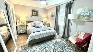 2 makuuhuonetta, työpöytä, silitysrauta/-lauta, ilmainen Wi-Fi