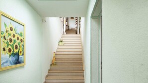A hallway with a staircase leading to a landing. - Apartment in Längenfeld near Sölden Ski (Längenfeld)