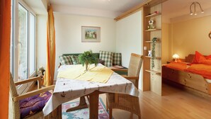A cozy room with a dining table, a sofa, and a bed. - Apartment in Längenfeld near Sölden Ski (Längenfeld)