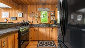 Fridge, oven, stovetop, coffee/tea maker