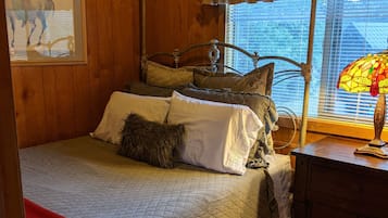 2 bedrooms, desk, WiFi, bed sheets