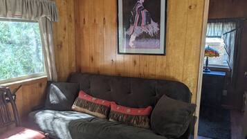 Televisión, reproductor de DVD, videoteca y impresora