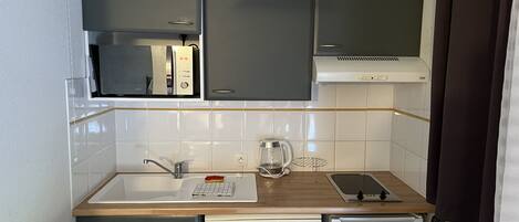 Fridge, microwave, stovetop, coffee/tea maker