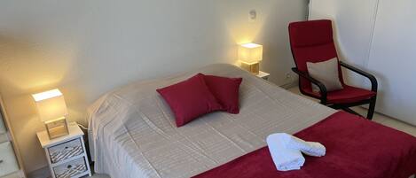 Escritorio, tabla de planchar con plancha y wifi gratis