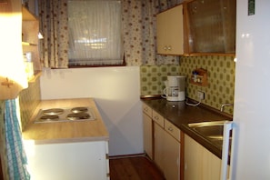 Kühlschrank, Mikrowelle, Ofen, Wasserkocher mit Kaffee-/Teezubehör