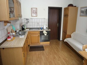 Frigorifero, microonde, forno, piano cottura