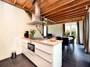 Réfrigérateur, four à micro-ondes, surface de cuisson, lave-vaisselle