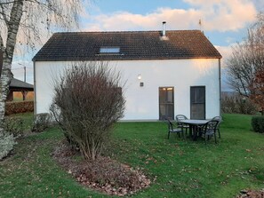 Outdoor dining - Holiday home in peaceful setting and large garden (Rendeux)