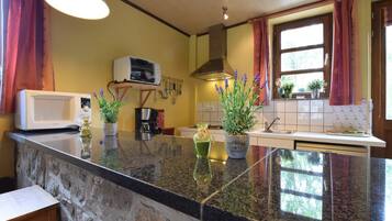 Een koelkast, een microgolfoven, een oven, een kookplaat