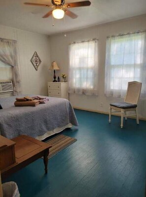 2 bedrooms, in-room safe, desk, iron/ironing board