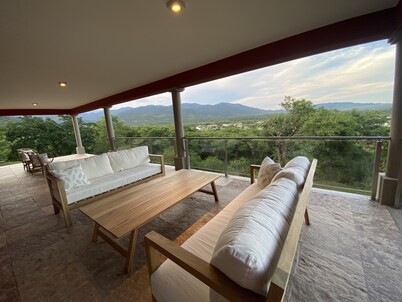 HERMOSA CASA CON INCREIBLES VISTAS